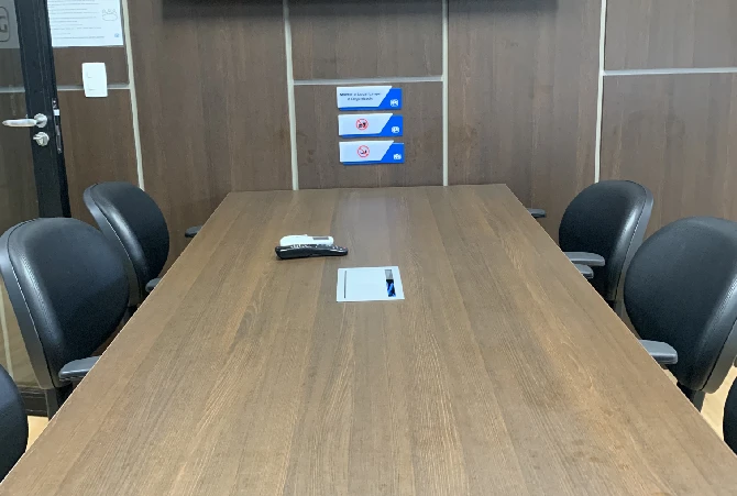 A PPG buscava renovar seus ambientes internos para alinhar a identidade visual da marca aos espaços de uso diário. 