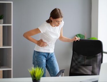 Cadeira sem apoio de braços faz mal? Veja o que dizem os especialistas