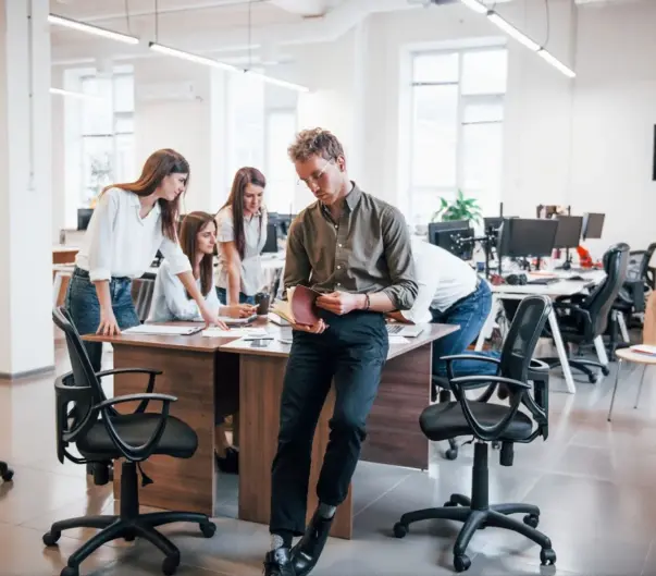 Móveis prontos ou sob medida: Qual é o melhor para seu escritório?