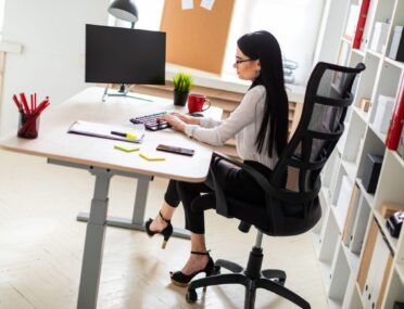 Como montar uma estação de trabalho ergonômica em espaços pequenos?